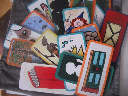 Las tarjetas traen personajes y circunstancias inesperadas...